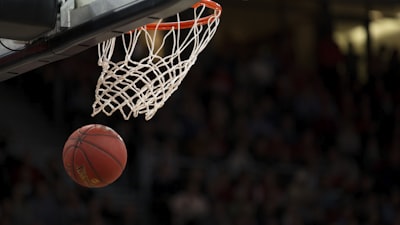 英超足球比赛高位逼抢战术分析图示